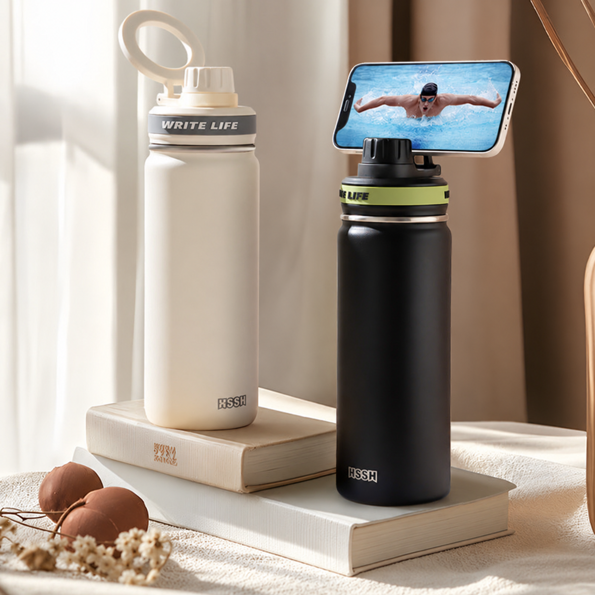 ボトルをスマホスタンドとして使う卓上の使用例
