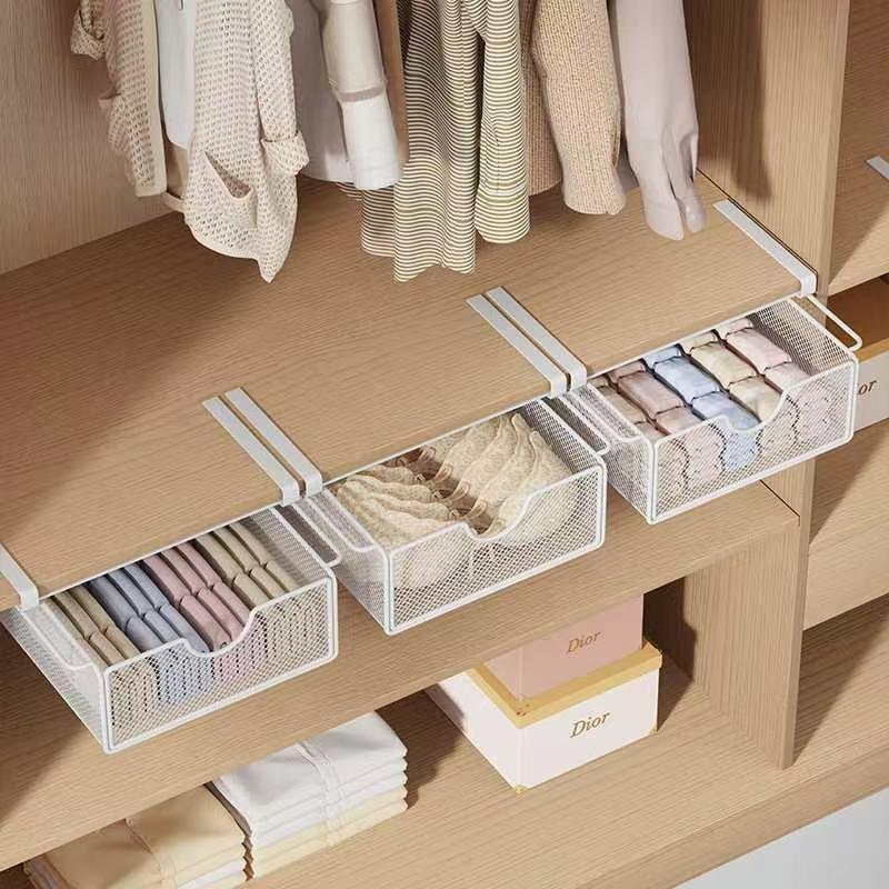 衣類を種類別に収納した使用例