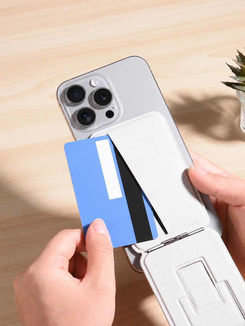 マグネットスマホスタンドのカード収納部からカードを取り出す様子
