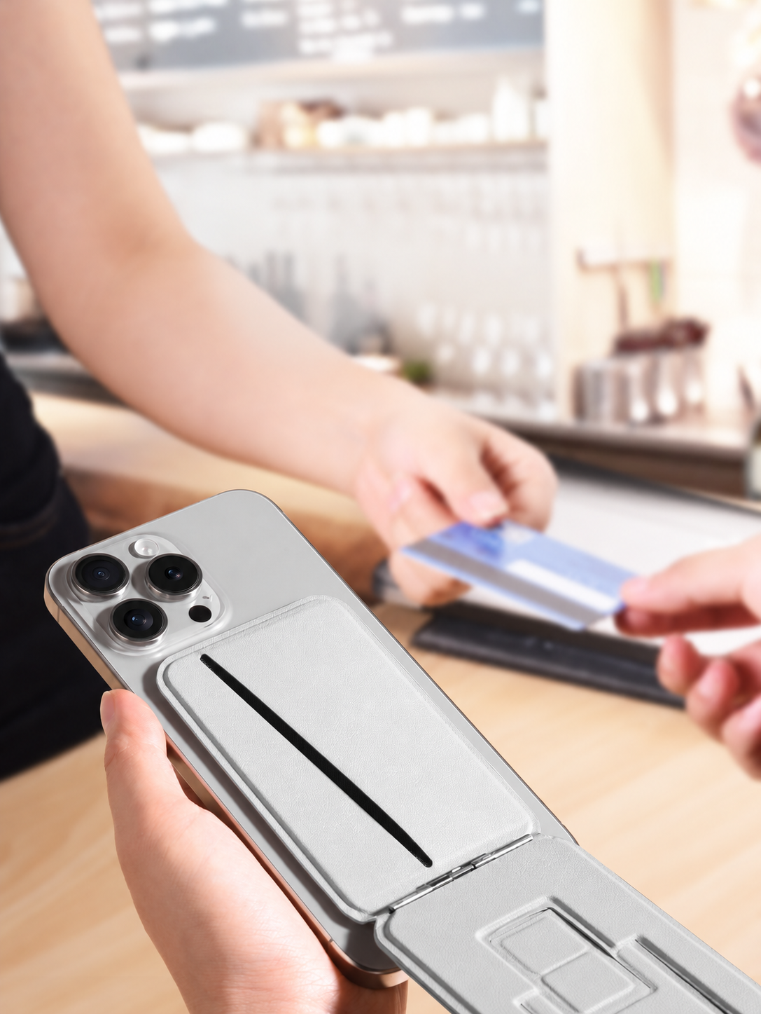 スマートフォン背面に取り付けたカード収納付きスタンドの使用例