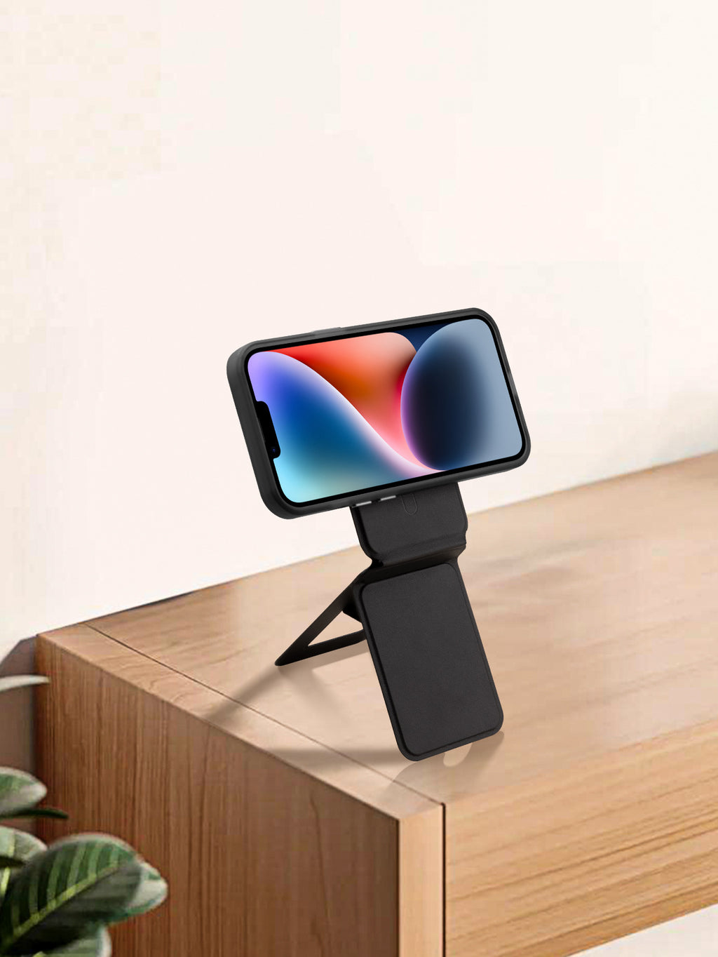 ブラックのマグネットスマホスタンドでスマートフォンを横置きした使用例