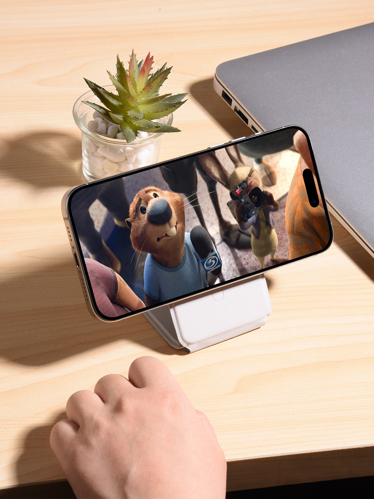 机上でスマートフォンを横置きして動画を見る使用例