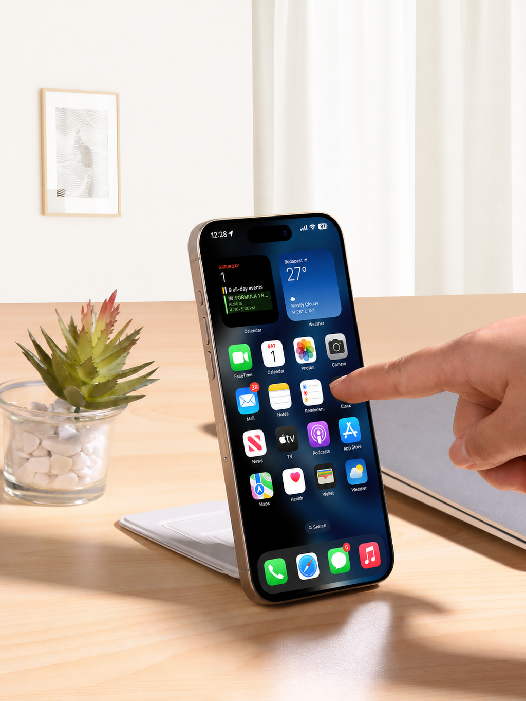 スマートフォンを縦置きして画面を操作する使用例