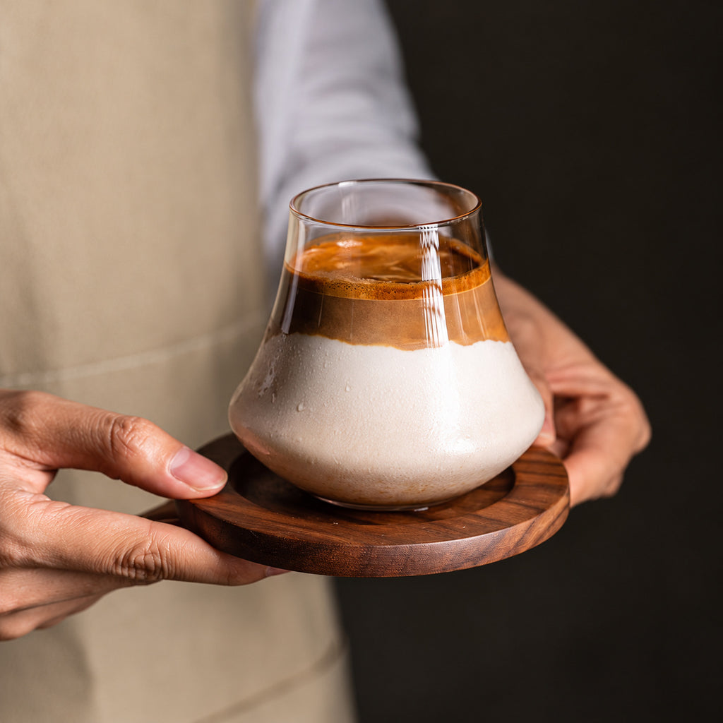 木製トレーを両手で持ちガラスカップの飲み物を運ぶ使用シーン
