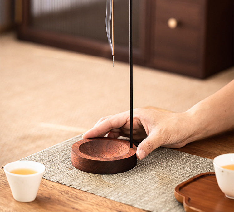 木製トレーの持ち運びイメージ